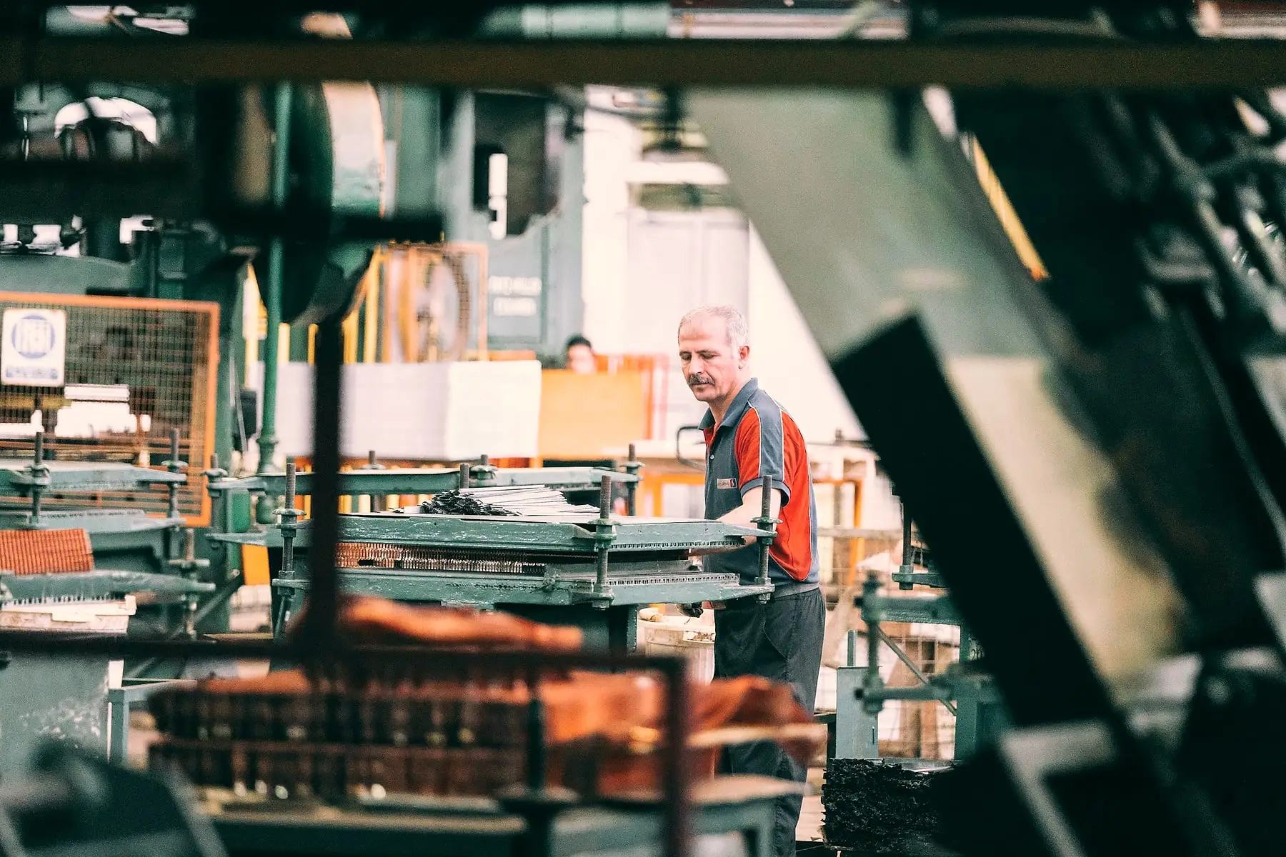 Ouvrier aux commandes d'une machine industrielle dans un atelier