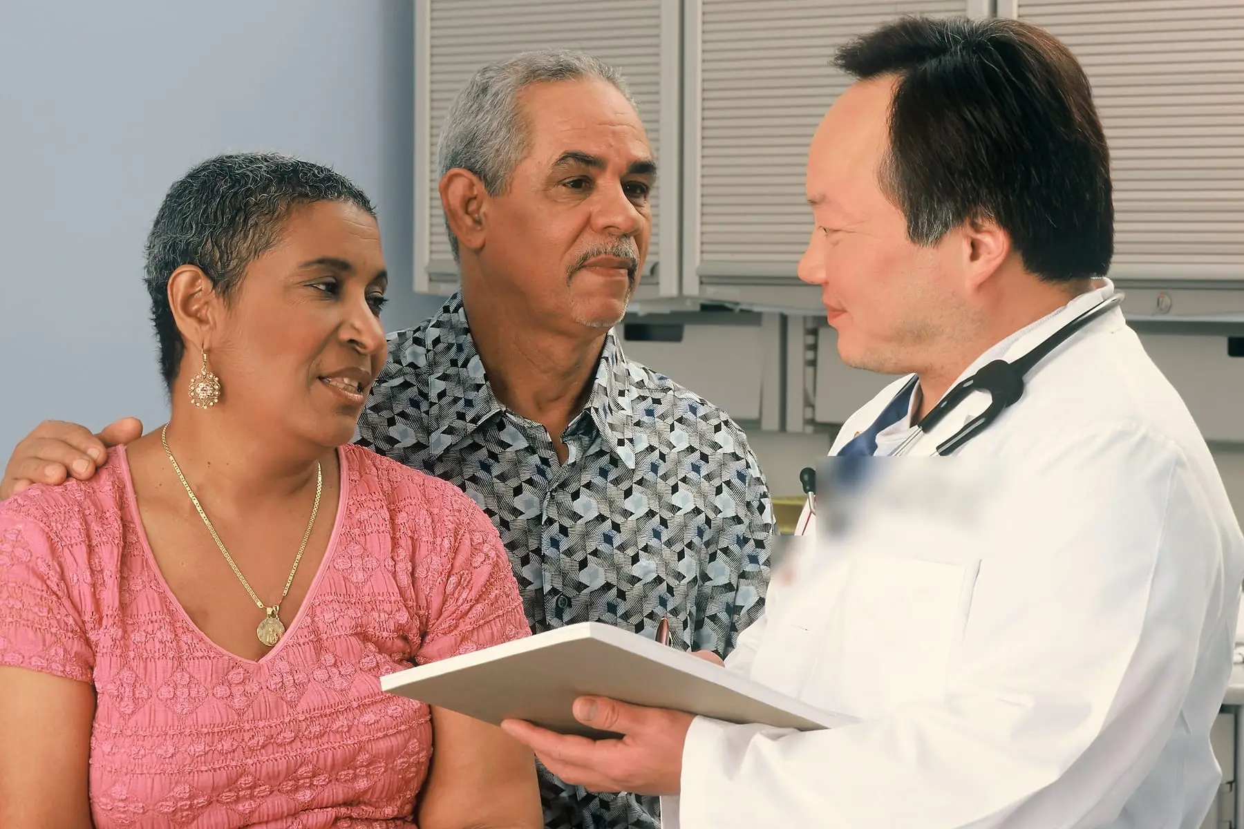 Couple d'âge mûr écoutant les explications d'un médecin dans son cabinet