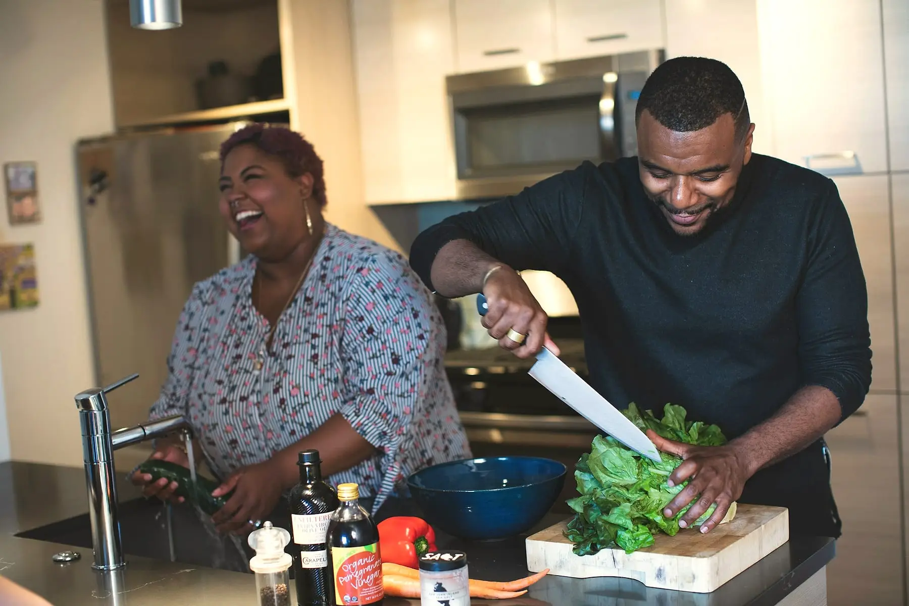 Couple qui cuisine et rit ensemble dans sa cuisine